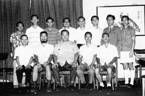 Мастер Чэн Винквон (в центре, в первом ряду) со своими учениками. Фото 1970 года